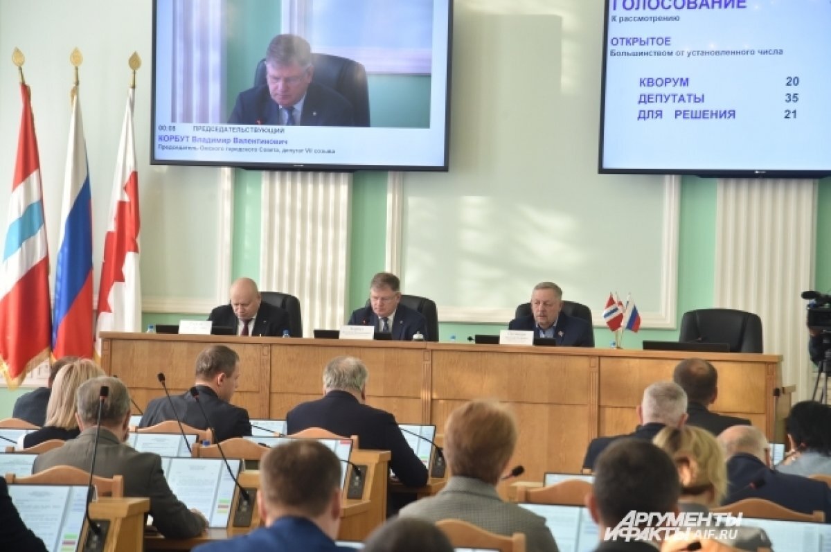    На заседании совета присутствует мэр Омска и почётные граждане.