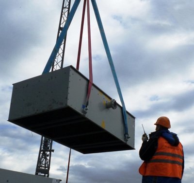 подъемный кран опускает груз. подъемный кран опускает груз. подъемный кран опускает груз. подъемный кран. подъем груза.