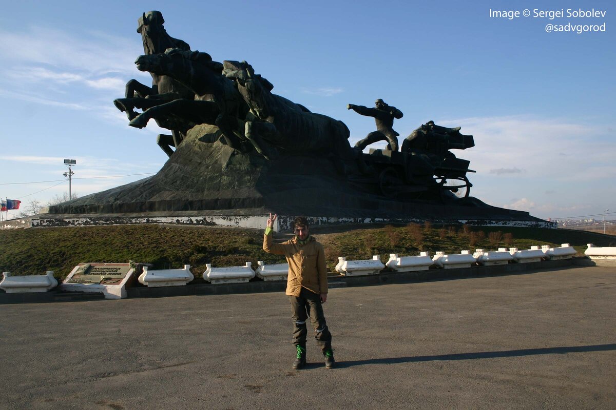 У меня сохранилось и единственное фото меня самого из той поездки. Для автостопа на мне были яркие шнурки и повязки-светоотражатели на коленях... Ну и рюкзак, не вошедший в кадр )