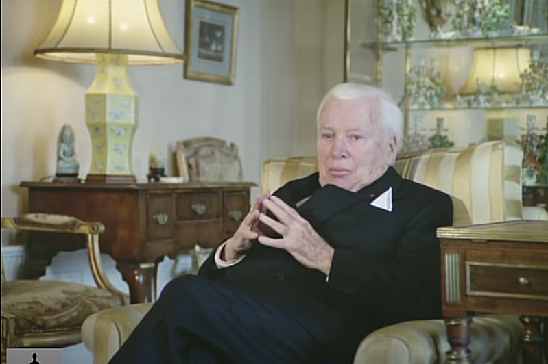 Чаплин дома..