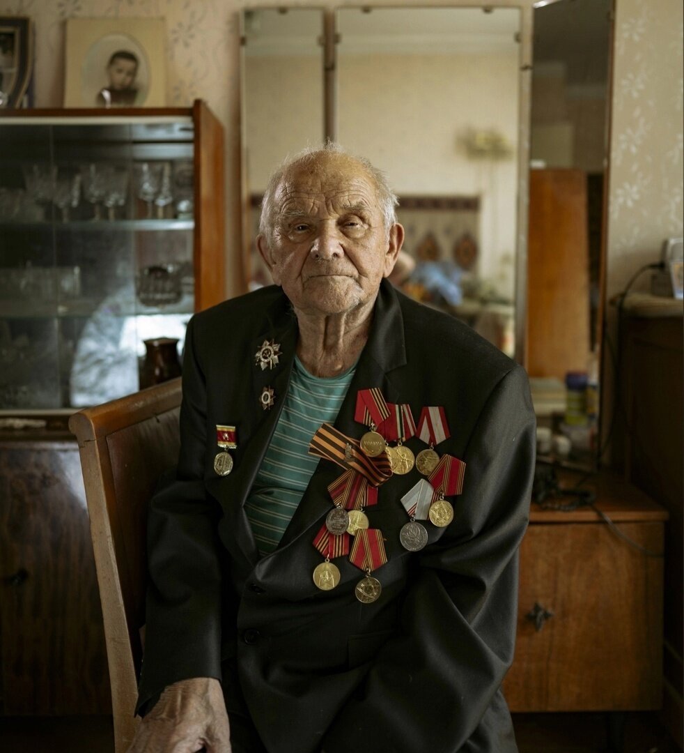 Для своего возраста Алексей Афанасьевич очень активный и общительный, но годы берут своё: ему сложно заниматься работой по дому и тем более ходить по магазинам в поисках мебели. 