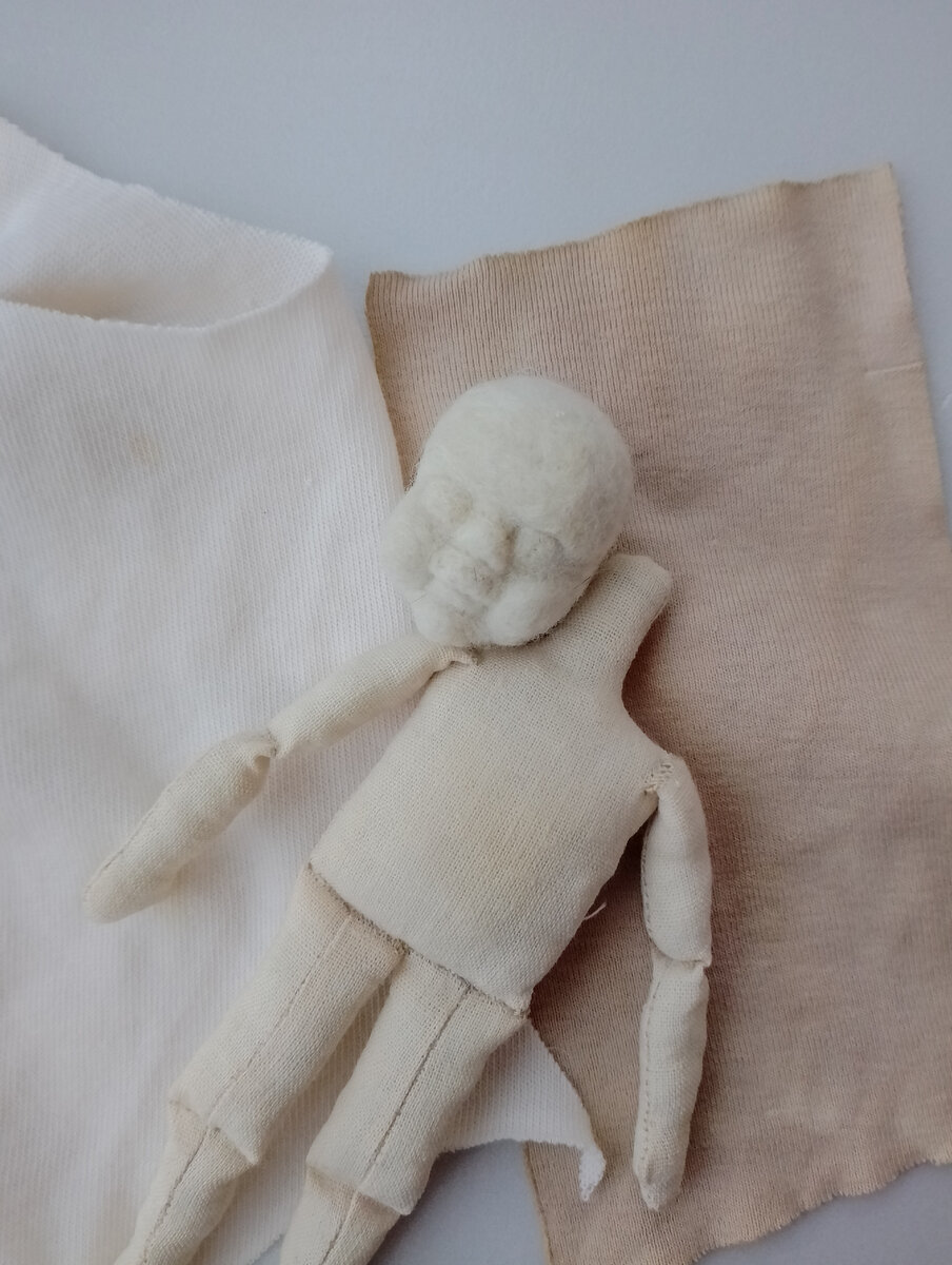 Локотки и коленки просто намечены, но даже благодаря этому кукла уже может сидеть, согнув коленки и сложить ладошки, согнув локти. Фото из архива автора.