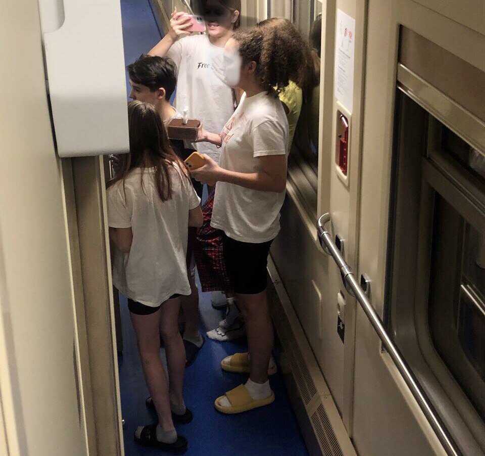 Праздничный сюрприз можно устроить даже в поезде