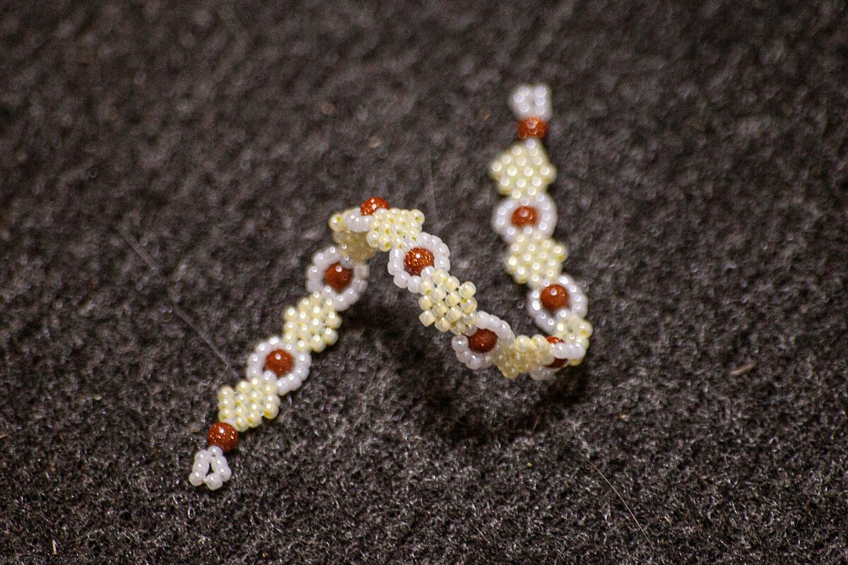 Японский бисер двух цветов и бусины 4 мм из авантюринового стекла