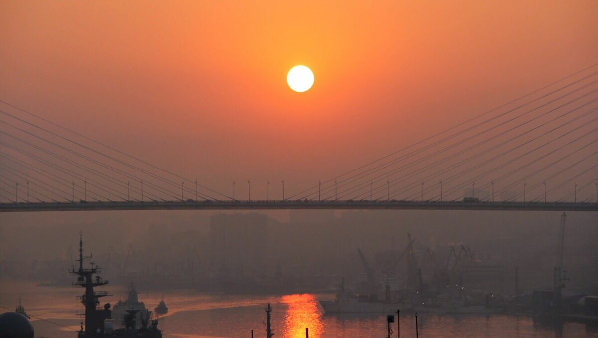    По данным Примгидромета, 23 февраля в Приморье отличная погода: будет ясно, тепло и свежо — то есть, немного ветрено. Однако в одном городе будет даже «жарко». Будем благодарны гребню антициклона и полю пониженного атмосферного давления.