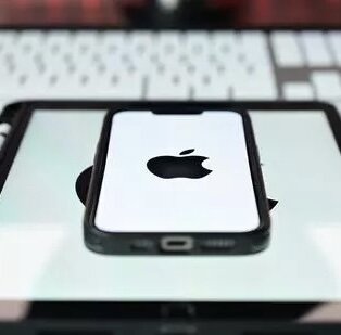 У владельцев смартфонов компании Apple вновь появилась возможность оплачивать покупки гаджетом, сообщает портал Akket.