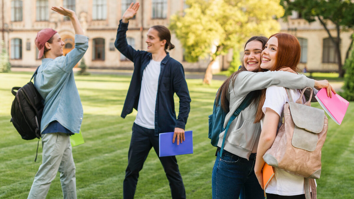 She go to university. Студенты радуются. Подарок студенту. Студенты радуются фото. Друзья в вузе.