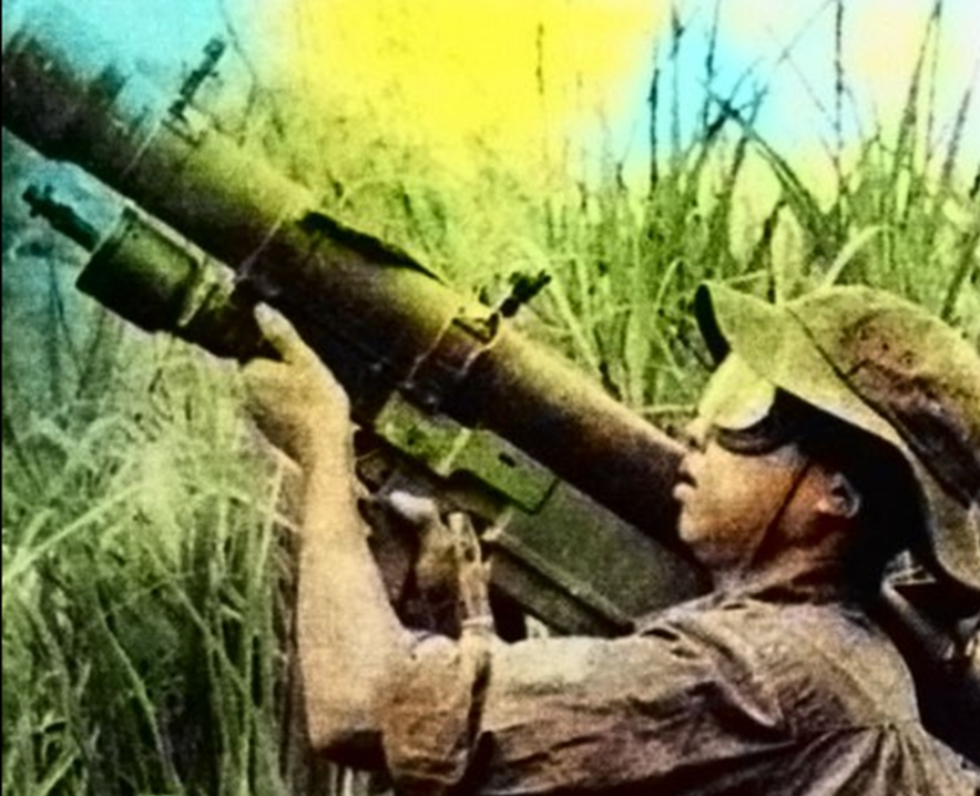 Зенитчики Северного Вьетнама вошли в историю, как одни из самых метких операторов ПЗРК. Помог им в этом комплекс "Стрела-2" родом из подмосковной Коломны. Фото журнал Ханой.