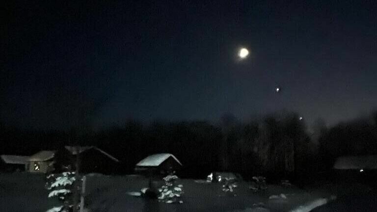     Луна, Юпитер и Венер выстроились в одну линию в небе над Нижним Новгородом вечером 23 февраля. Фотографиями необычного положения космических тел жители поделились в соцсетях.