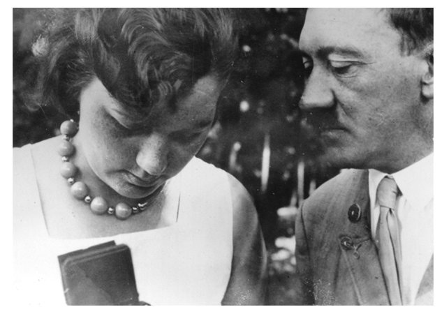 Гели Раубаль и Гитлер. Изображение из открытых источников.