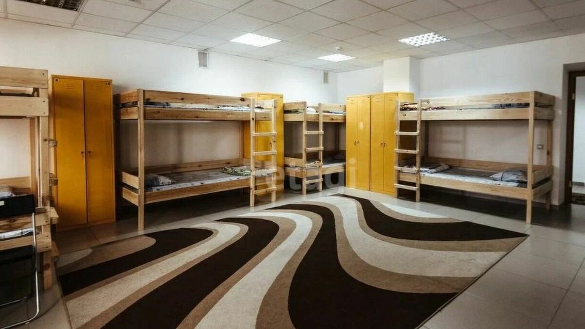     В Тюмени на продажу за 650 тысяч рублей выставлена мини-гостиница, расположенная на улице Болотникова, в районе Дома Обороны. В опубликованном объявлении указано, что хостел является действующим. На рынке работает порядка пяти лет и имеет хороший рейтинг в приложении о путешествиях Тripadvisor.