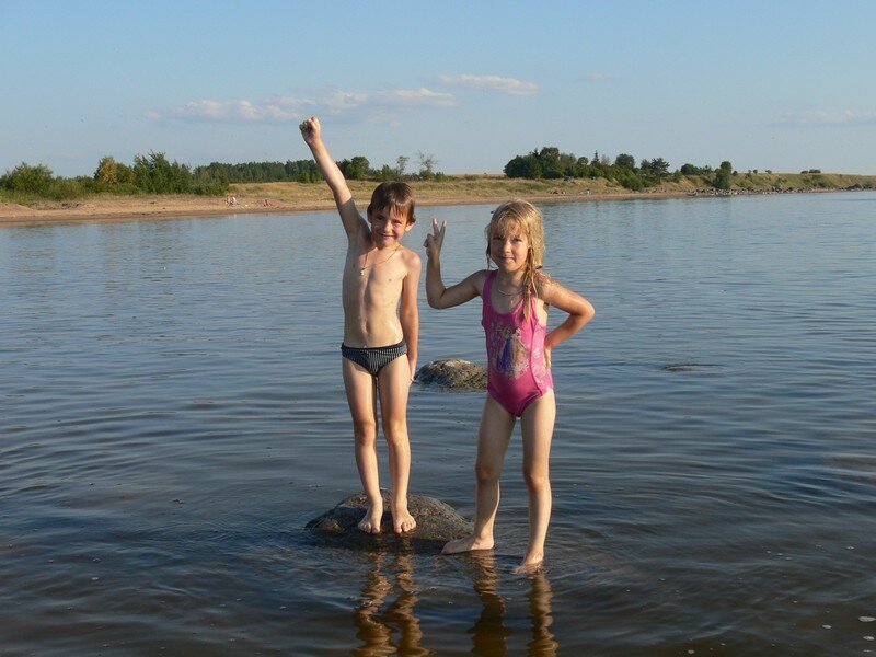 Яна и Денис после года бассейна уже не боятся заплывать далеко