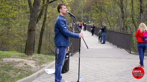 Когда от песни весна в сердце... Молодой музыкант поет в парке.