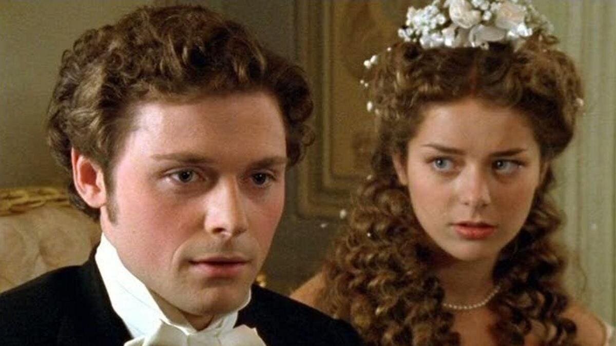 Первый Фандорин на экране - обятельный Илья Носков. Марина Александрова органична в роли Лизы. Фото с сайта top10a.ru.