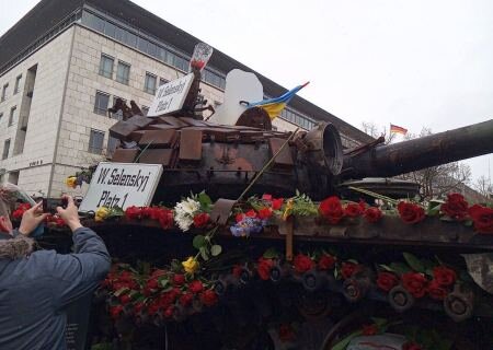    Немцы не поддержали провокацию с подбитым танком в центре Берлина. Танк усыпан розами