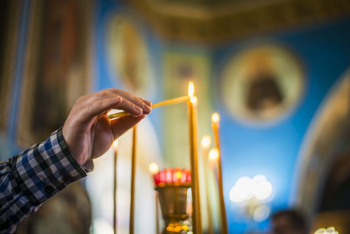 Свеча в руке в храме