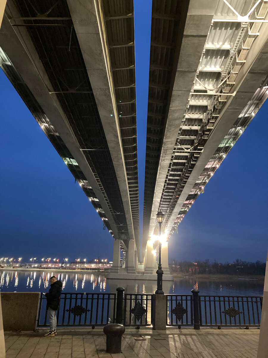 Мммм.. кто то скажет, ты живешь прошлым, нужно выходить из зоны комфорта и прорабатывать там всю эту фигню и пр.. мне кажется это неправильно, было столько классных моментов в прошлом и иногда такой кайф вспоминать и вновь переживать все эти истории, почему нет. 
90-е годы, я студентка, Ростов в чёрных Мерседесах и  девятках с задранными задами, яркие пиджаки с подплечкиками ( у меня был такой, за что одногруппники меня считали ботаном🙃), блат, взятки, важно было знать на чьём ты районе, кто крышует)) но в то же время, мне было 18 и все было впереди.. 
Деревья казались выше и город состоял из невероятных историй, порой мистических.
Например история о подземельях города, и что с набережной с Парамонов до ЦГБ можно было пройти под землей по тоннелям, неведомо кем построенных, и что это одна из причин почему не строят метро. Или то, что, на зелёном острове потерпел крушение НЛО и поэтому там творится чертовщина, и таинственные забетонированные входы под землю хранят секреты тех времён. 
Мало кто знает, историю памятника перед администрацией и что изначально этот памятник был вовсе не для нашего города и вместо коня была кобыла, и лишь потом исправили это недоразумение , ибо Будённый не ездил на кобылах!! 
Про изначальный план города, про 5 церквей, которые должны были построены на лучах 5 конечной звёзды. 
К примеру на табачке должна была бы стоять церковь. 
Эх, сегодня настроение травить истории, про этот город.
