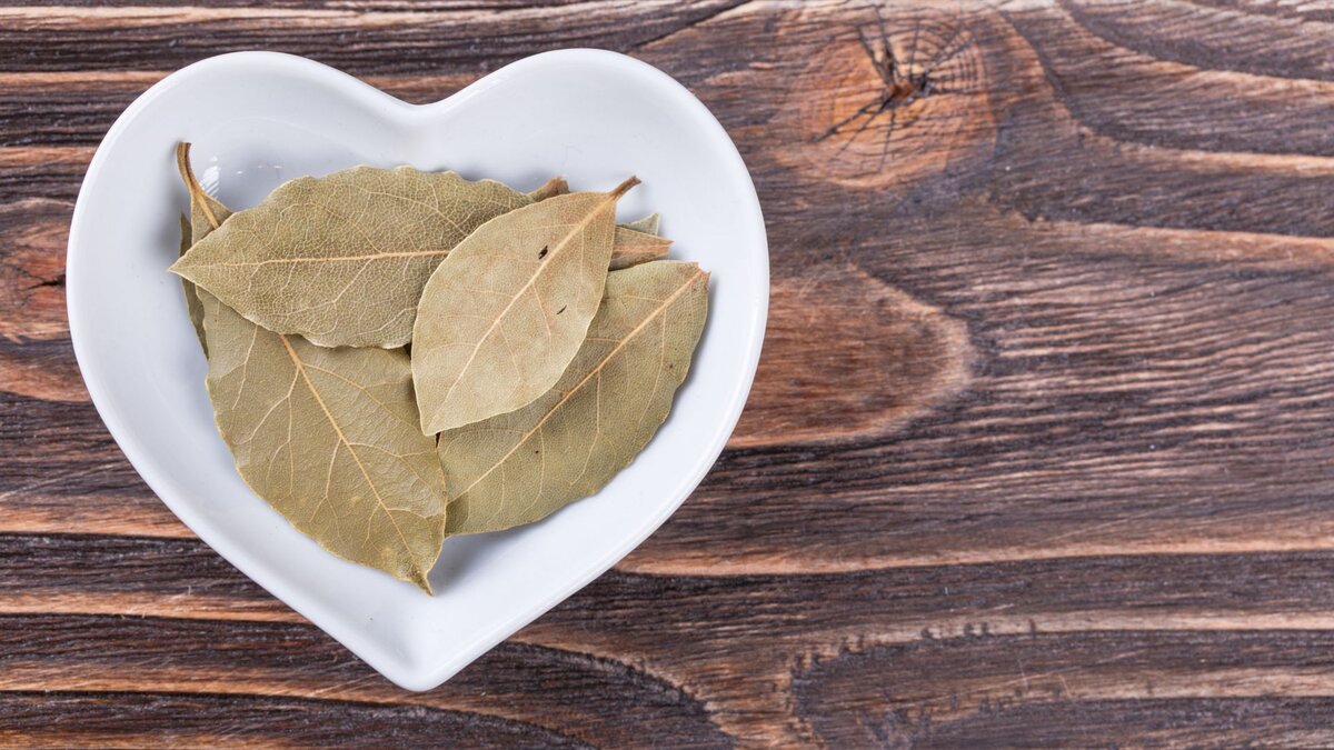 Лавровый лист сухой. Лавровый лист в кошельке. Лавровый лист положить. Лавровый лист положить. Лавровый лист 10гр aleco.