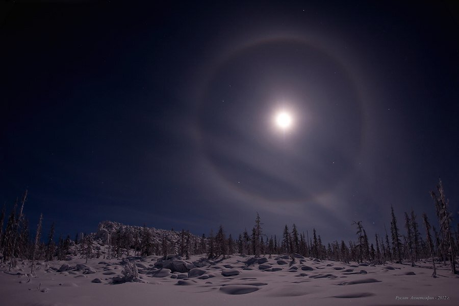 Лунное гало. Полярная ночь в Якутии. Ночное небо в Якутии. Лунная ночь в тайге.