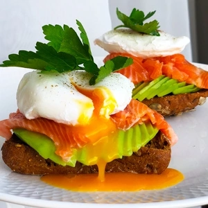Тост с авокадо, лососем и яйцом пашот