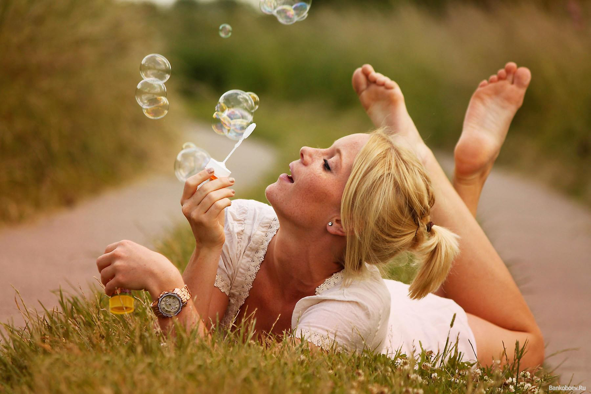 Стать счастливым и радоваться жизни. Женщина с мыльными пузы. Фотосессия с мыльными пузырями. Счастье женщины. Счастливая женщина.