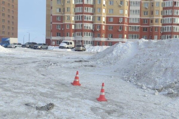    В Оренбурге 4-летняя девочка скатилась на «ледянке» под колеса автомобиля Toyota RAV4