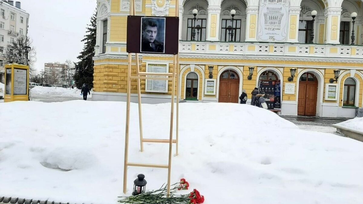     В Нижнем Новгороде сегодня не планируется проведение официальных памятных мероприятий в честь первого губернатора Бориса Немцова. Однако некоторые горожане все же намерены почтить его память. Подробнее — в материале NewsNN.
