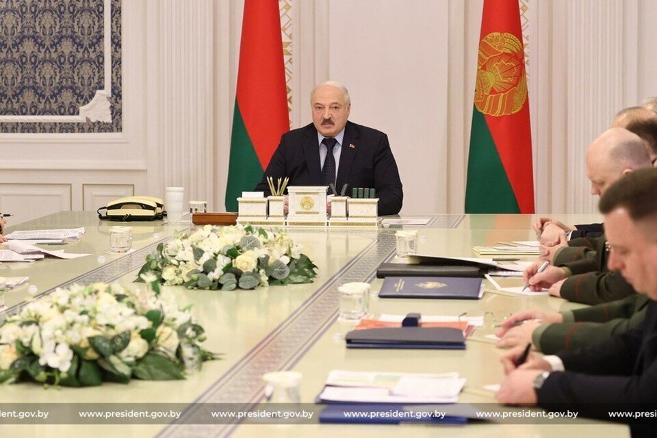     Лукашенко сказал, что Беларуси поставят самолеты Су-30СМ и вертолеты Ми-35М. Фото: president.gov.by