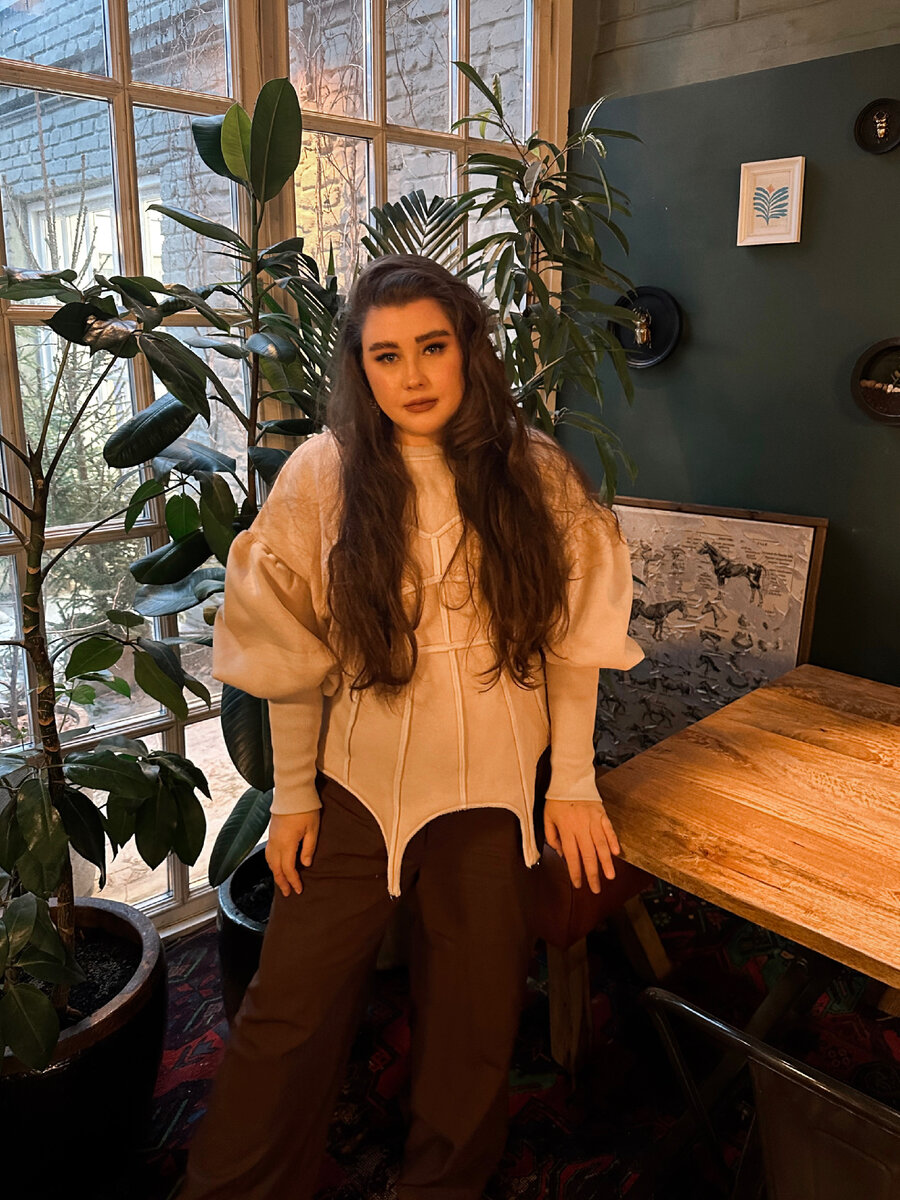 Этот свитшот российского бренда Bitte Ruhe с имитацией корсета стоит немало, но его можно сочетать с любой юбкой, брюками и джинсами, любой обувью и аксессуарами, поэтому он смело относится к моей базе и легко себя окупает. В пересчете на масс-маркет, я могла бы купить 6 обычных, но у него невероятное качество, к тому же носить я его буду явно годами, поэтому покупка явно рациональна. Сокращайте количество вещей и создавайте оптимальную базу.