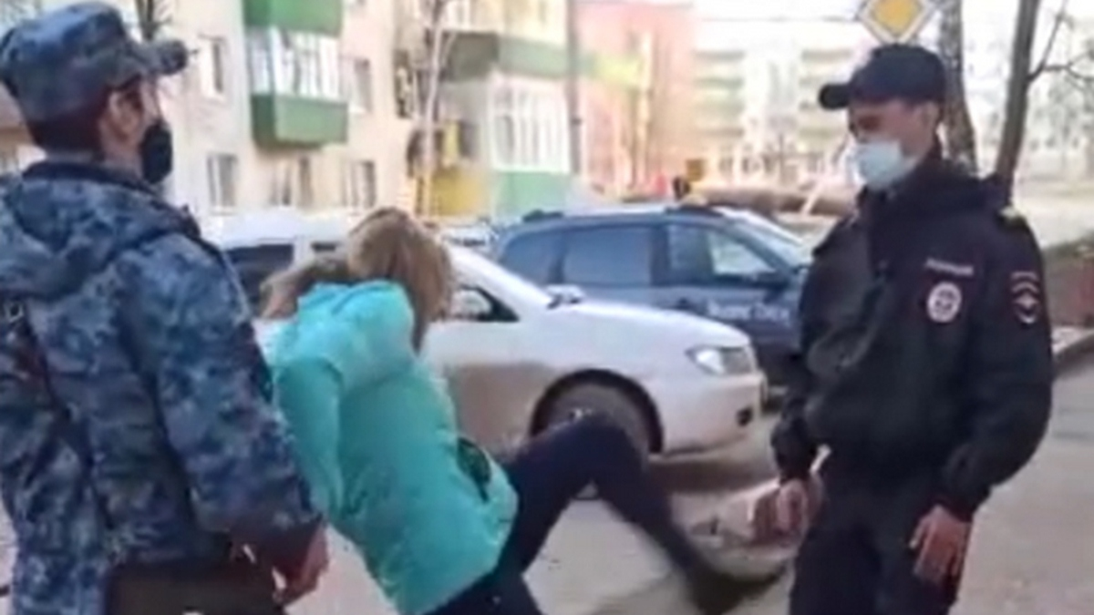 Полиция задержала женщину. Задержание женщин полицией. Девушки задержанные полицией. Избили за оскорбление