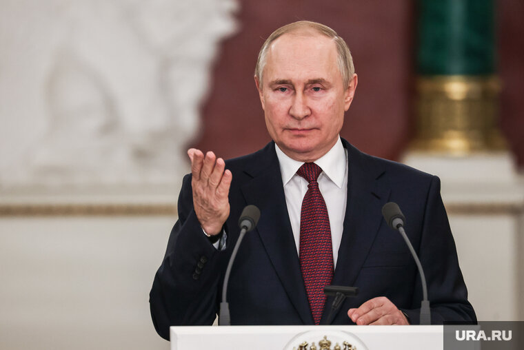    Президент выдал почетные грамоты двум свердловчанам