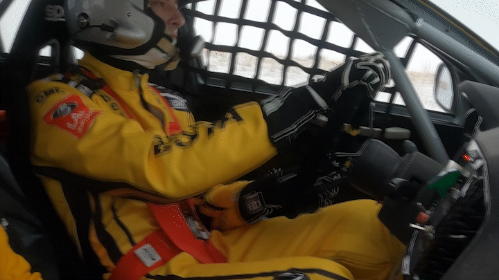 Что значат эти полторы секунды? На ледовой трассе, которую со сменой дорожек в процессе мы проходим примерно за 2 минуты 45 сек - ПОНЯТИЯ НЕ ИМЕЮ! Можно было бы утверждать что-то конкретное, если бы каждый мой круг был идеальным и в одно время, но поверьте, таких у меня не было. Как и не было понятия, где что даёт моя ошибка, или более быстрый вход, или более чёткий выход. Это лучше спросить у наших тренеров - Кирилла Ладыгина, который тут побеждал 8 раз, Владимира Шешенина, который победил тут месяц назад в Гонке Чемпионов, Михаила Митяева, у Лёни Панфилова. Может даже у Володи Мельникова - просто потому, что он уже проехал по ней гораздо больше кругов.