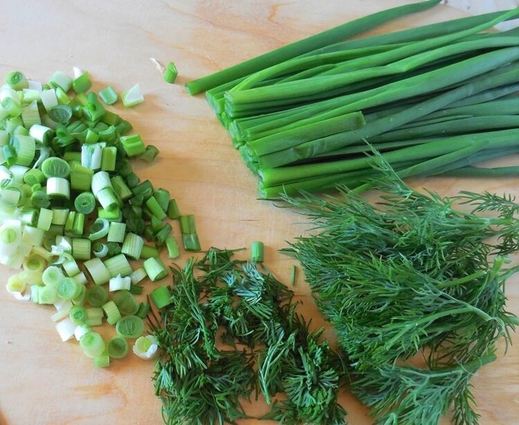 Свежая зелень - не только кладезь витаминов, но и прекрасный способ украшения блюд.