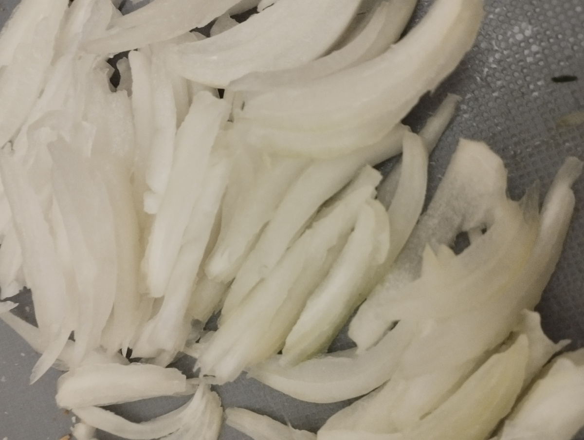 1. Нарезаем лук тонкими полукольцами. Нарезаем колбасу тонкими полосками, а сыр режем произвольно на маленькие кусочки, чтобы он быстрее расплавился во время приготовления блюда .