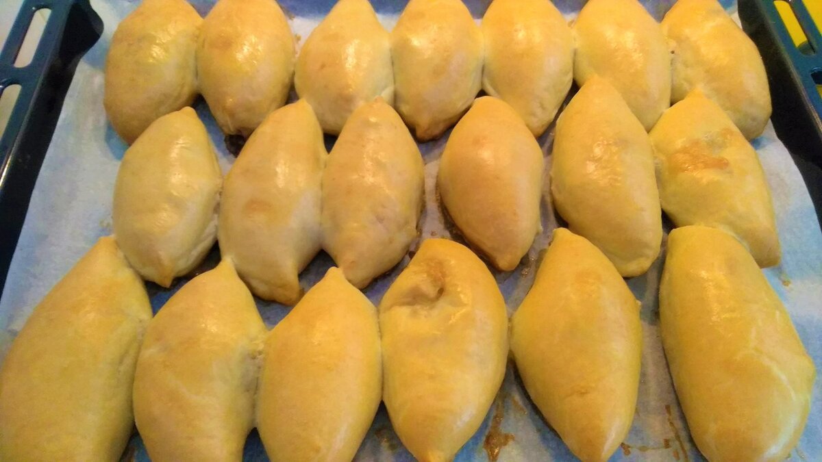 Пирожки из дрожжевого теста с капустой и яйцами, с добавлением сливочного масла, черного перца и соли.