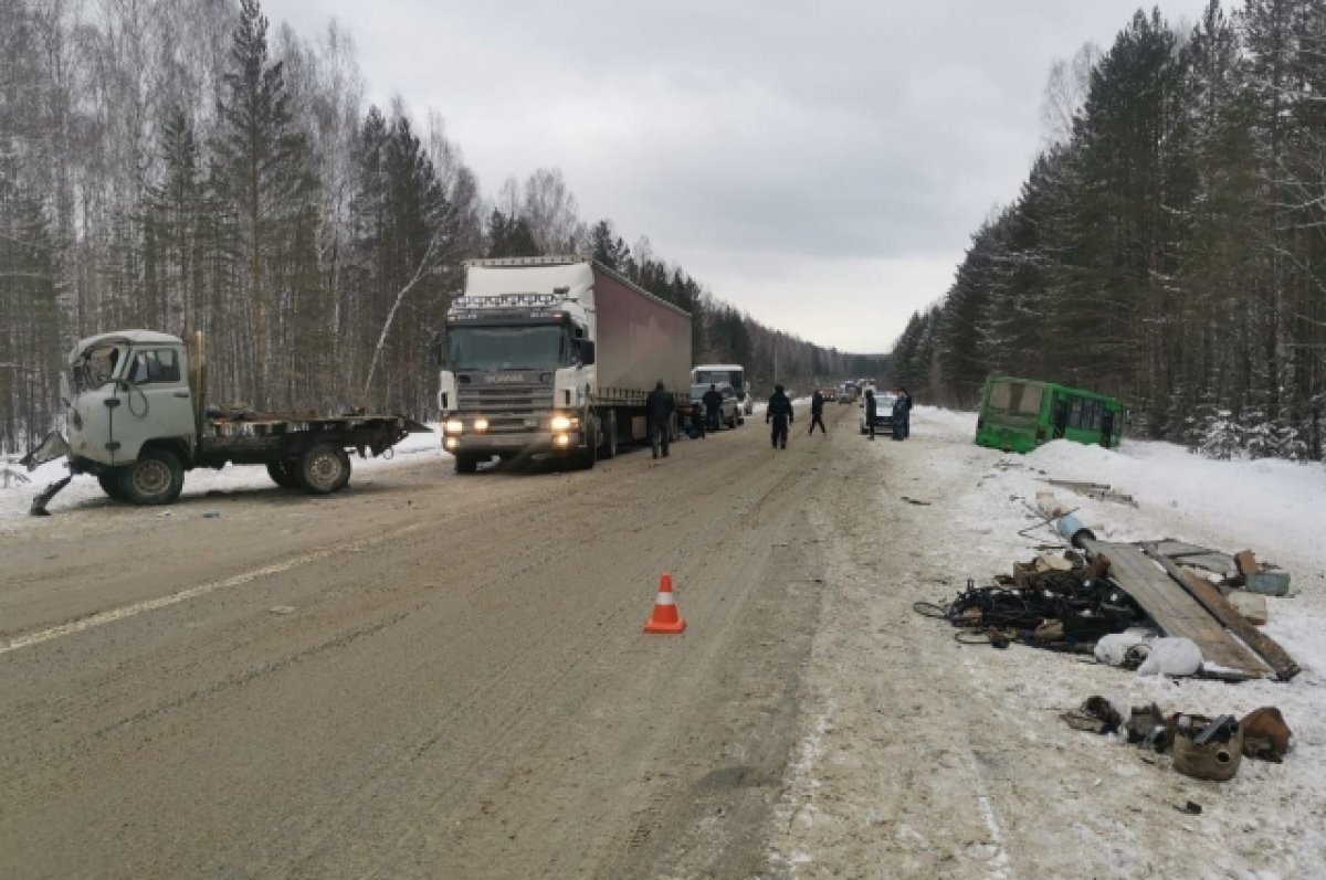    На свердловской трассе произошло две аварии с участием рейсовых автобусов