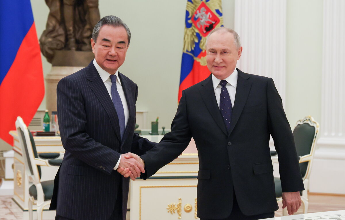    Глава канцелярии комиссии по иностранным делам ЦК КПК Ван И и президент РФ Владимир Путин во время встречи в Кремле, 22 февраля 2023 года  Антон Новодережкин/ТАСС