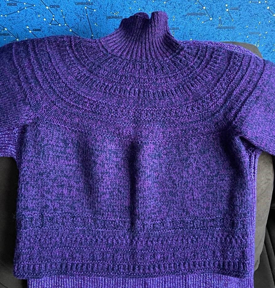 "Рисунок" - лицевые и изнаночные. Прибавки в изнаночных разделительных рядах.