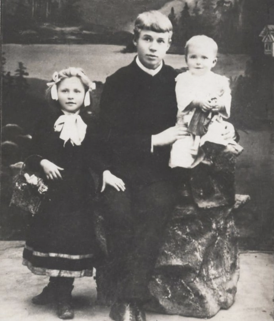 Сергей Есенин с сестрами, Екатериной и Александрой 