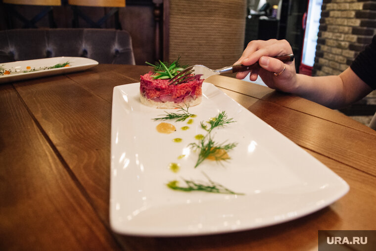    В салате из торговой сети неверно расположили главный ингридиент