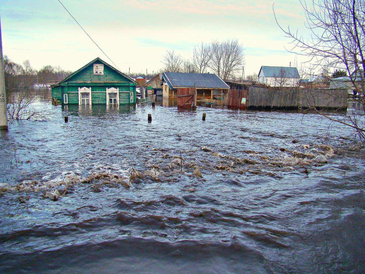 Сначала уровень воды в посёлке был невысок... (фотография из интернета, носит иллюстративный характер)