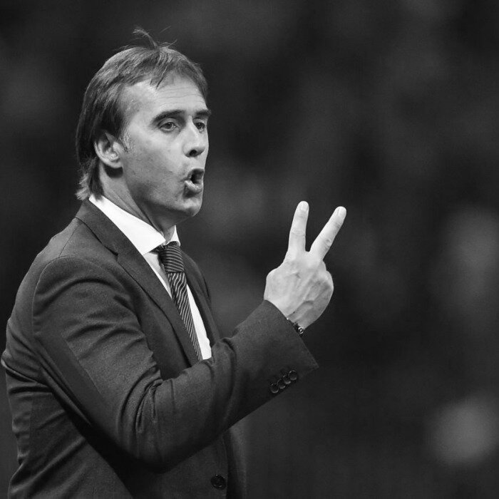 Хульен показывает на пальцах, сколько человек нужно было сместить в опорную зону