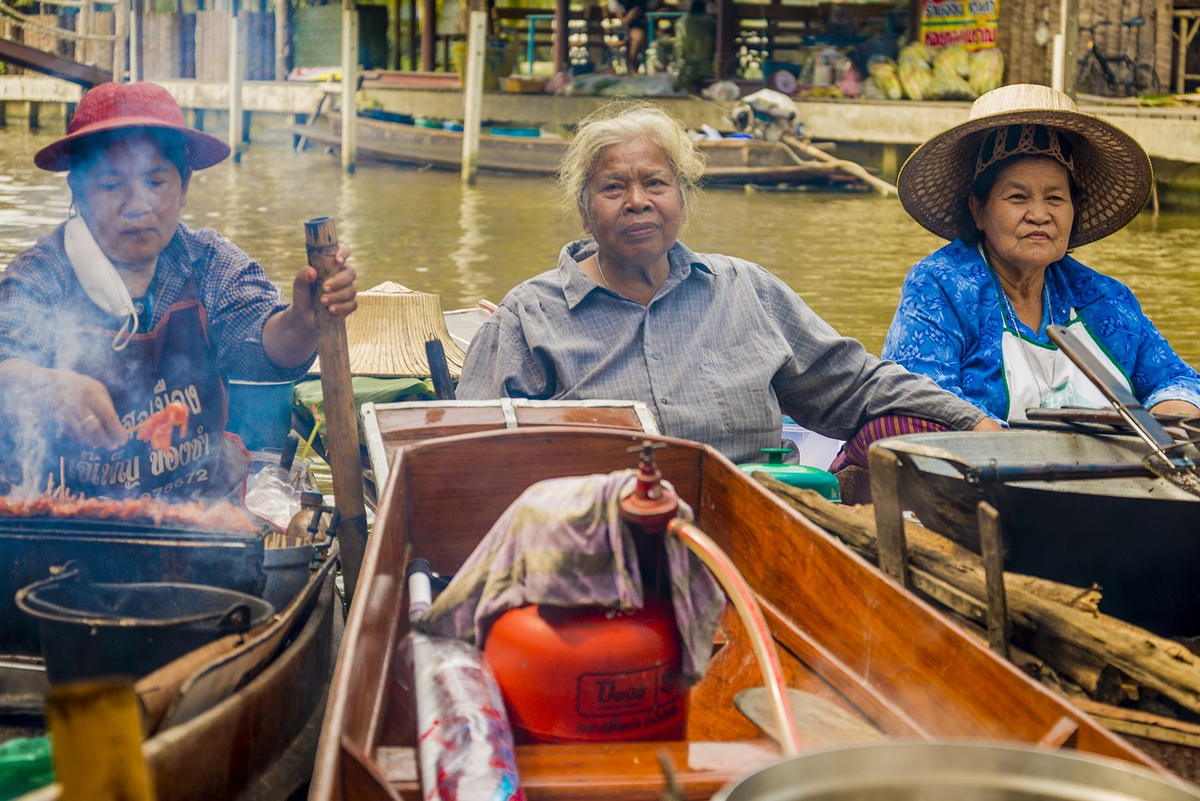Бангкок люди. Плавучий рынок в Бангкоке. Плавучий рынок в Тайланде. Традиционные тайские лодки. Река в Бангкоке.