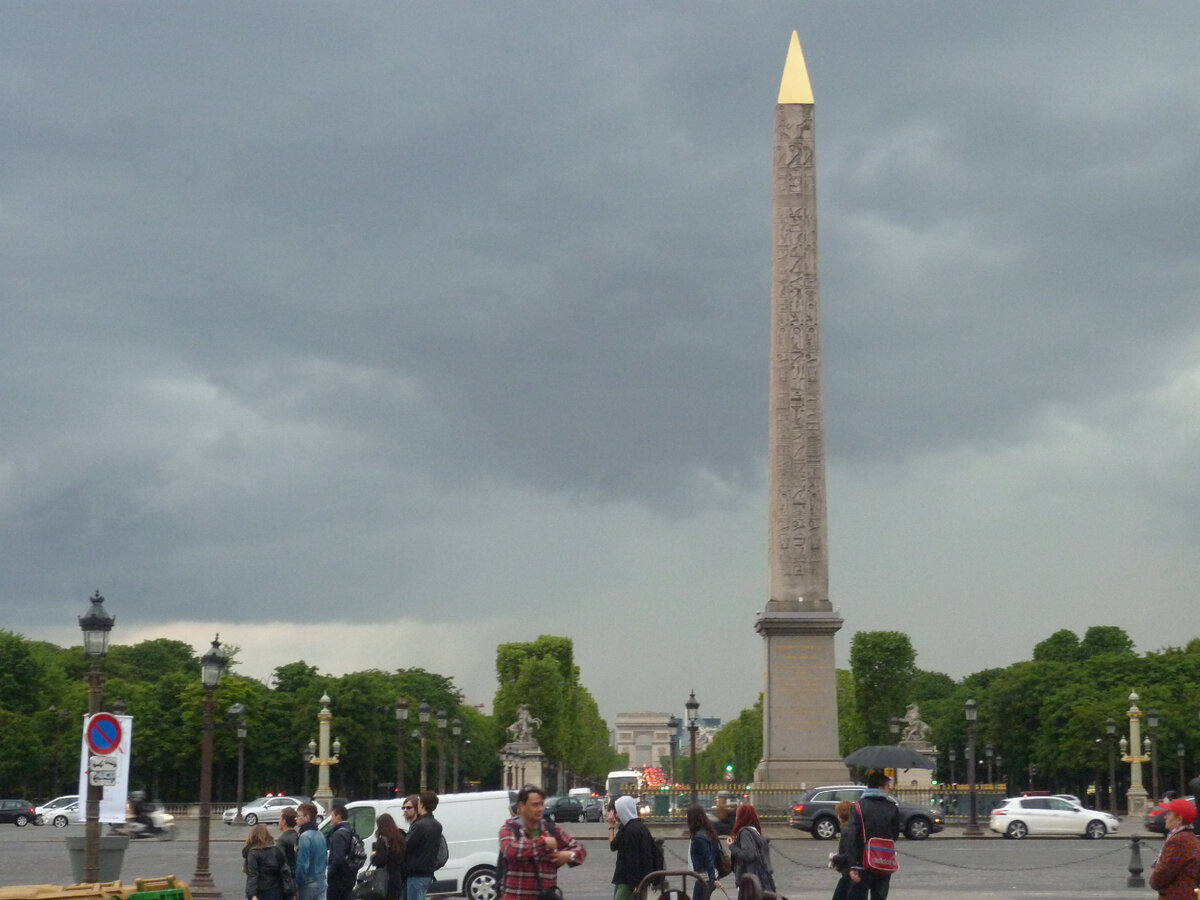 Хмурое небо над Парижем