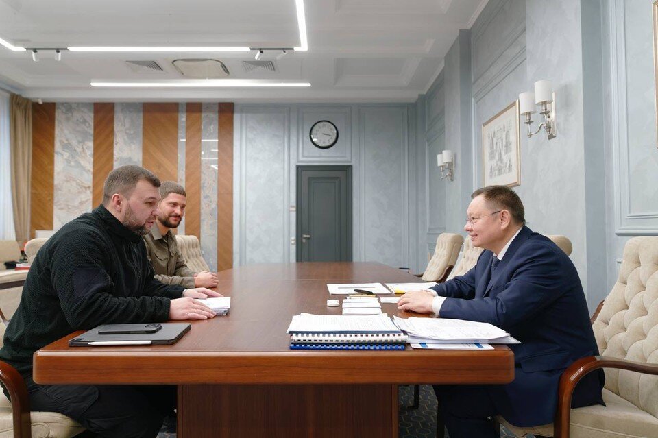     Министр строительства и ЖКХ РФ Ирек Файзуллин обсудил с врио Главы ДНР Денисом Пушилиным социально-экономическое развитие Республики. Фото: Минстрой ДНР