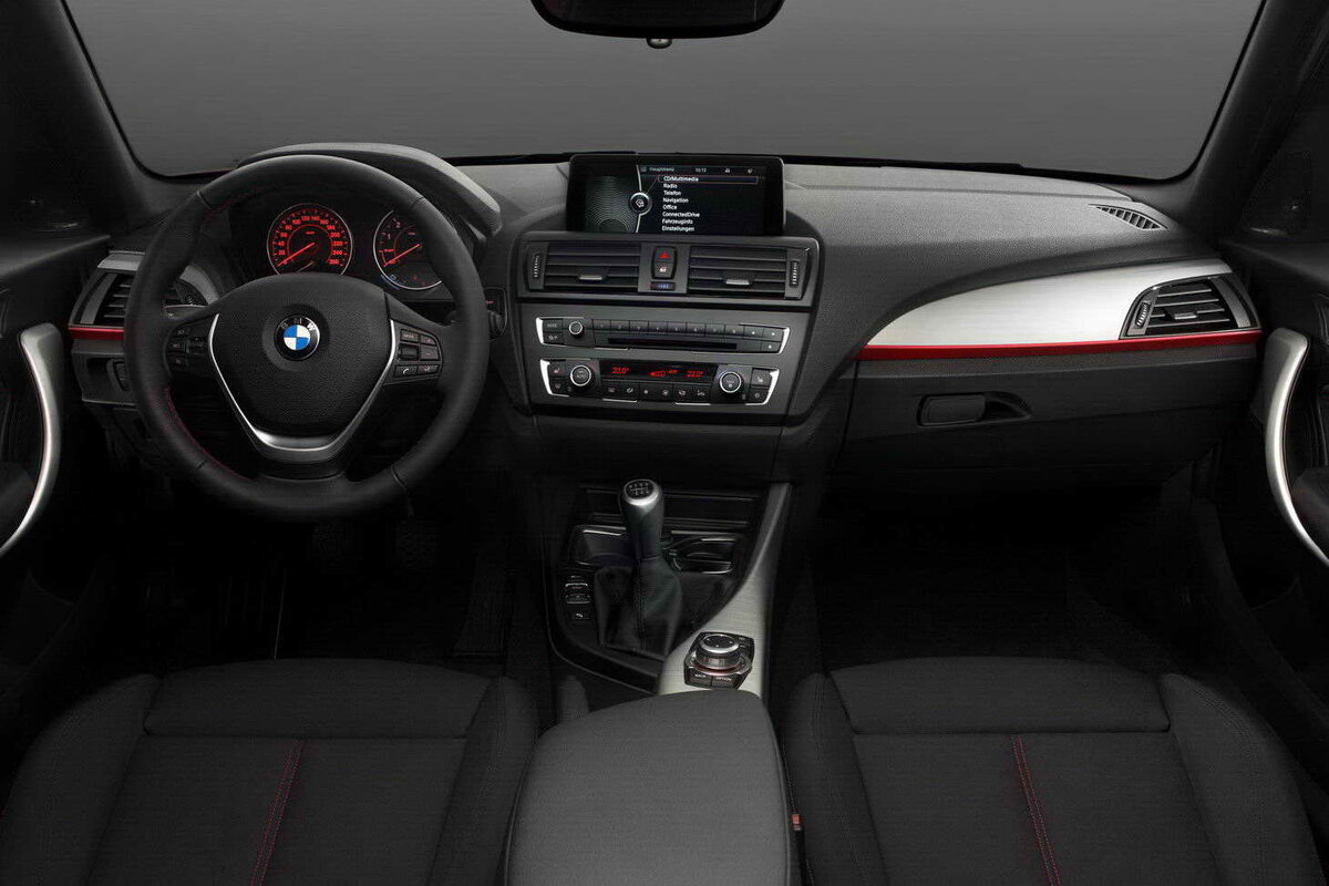  В 2011 г. на автосалоне в городе Франкфурт публика увидела автомашины второй генерации. Это был BMW 1 Серии F20.-2