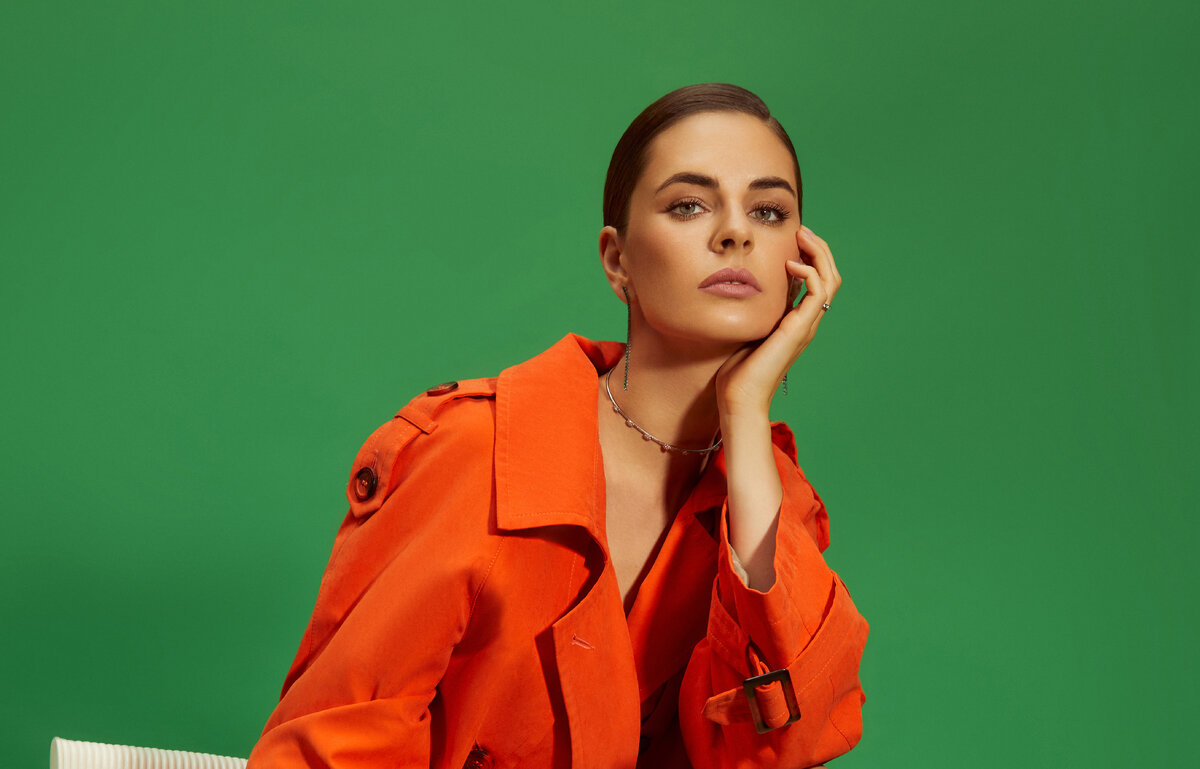     на актрисе: тренч, YOUWANNA; туфли, VERSACE; кольцо и серьги из коллекции Color, все – MERCURY; чокер из коллекции Figlia Dei Fiori, все – PASQAL BRUNI; кольцо из коллекции Messika by Katte Moss, MESSIKA Фото: Алина Голубь Стиль: Евгения Лачина Макияж: Кирилл Шабалин Прически: Мери Галстян Ассистент фотографа: Дмитрий Пилатов Ретушь: Елизавета Горностаева