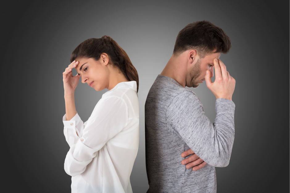 Разочарованная пара фото. Парень и девушка расстаются. Расставание теста. Разговор между мужчиной и женщиной. Расставание теста.