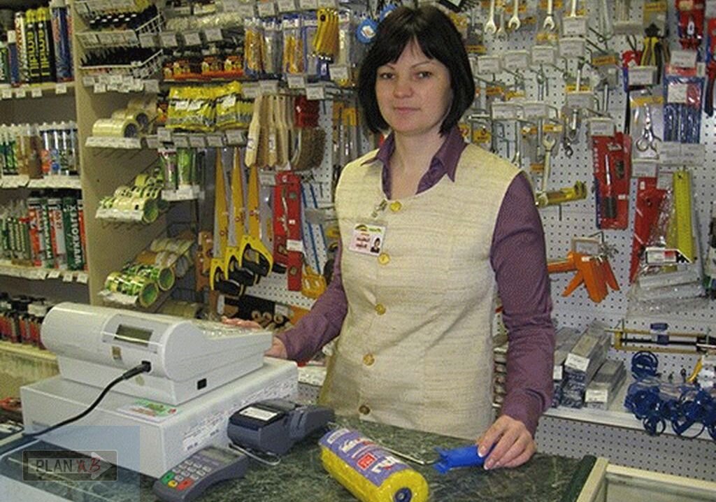 Продавец стройматериалов. Продавец в строительном магазине. Продавец консультант мужчина. Продавец строительных материалов. Продавец мужчина.