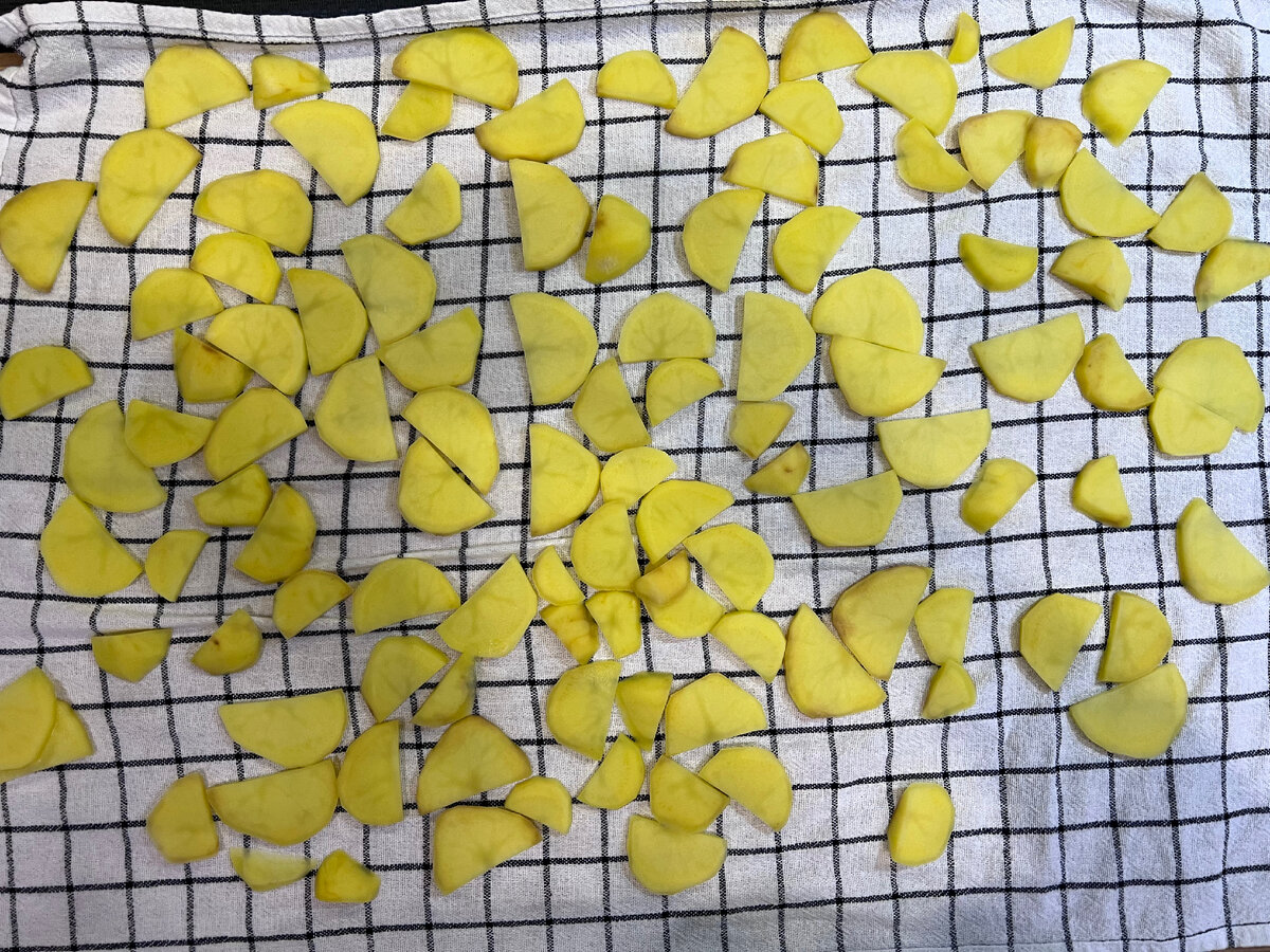 Шаг 1: очищаем и нарезаем картофель, промываем холодной водой (чтобы смыть крахмал), затем перекладываем в друшлак и обливаем кипятком, выкладываем на полотенце и просушиваем.